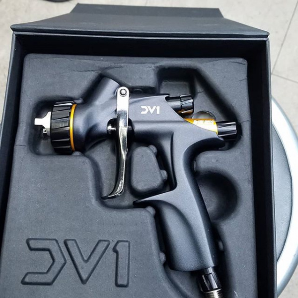 Краскопульт пневматический DeVILBISS DV1 C+ 1,3 мм для лака, без бачка - Фото